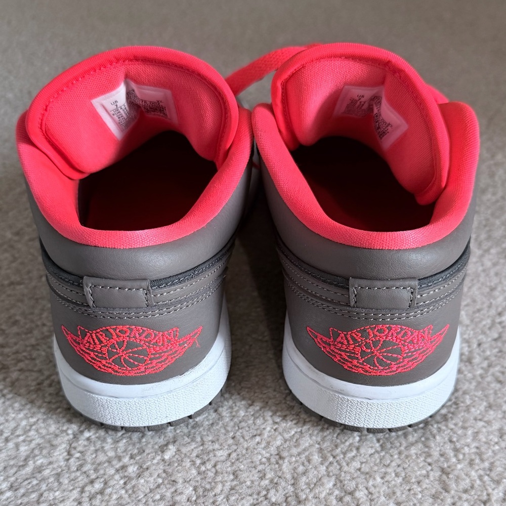 Air Jordan 1 Low - Newsprint and Bright Crimson - Picture 3 of 6